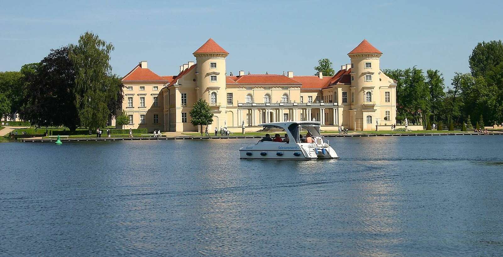Motorboot vor Schloss Rheinsberg,
            
        
                Picture: Tourismusverband Ruppiner Seenland e.V./Judith Kerrmann