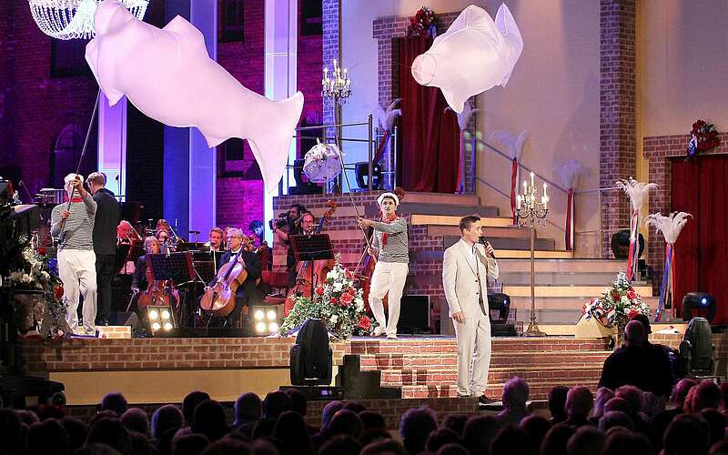 



    
        
                Elblandfestspiele Wittenberge,
            
        
                
                
                    Picture: Ralf Podiebrad
                
            
    
